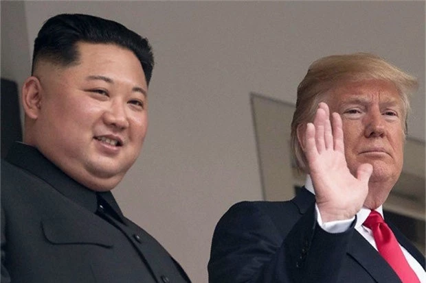 Tổng thống Donald Trump và nhà lãnh đạo Kim Jong-un trong cuộc gặp tại Singapore (Ảnh: AFP)