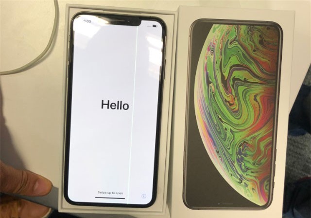iPhone XS Max vừa mở bán đã bị lỗi màn hình kẻ sọc