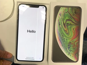 iPhone XS Max vừa mở bán đã bị lỗi màn hình kẻ sọc