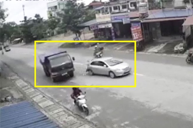 Clip: Trả giá đắt vì đột ngột dừng xe giữa đường ở Thái Nguyên