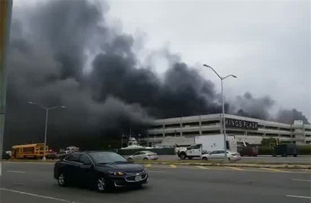 Cháy bãi đỗ ô tô ở Mỹ, 132 xe sang bị thiêu rụi