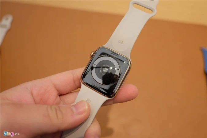 Phần lưng của Apple Watch Series 4 làm bằng chất liệu gốm, kết hợp với mặt kính sapphire phía trước để có thể bắt sóng LTE tốt hơn.
