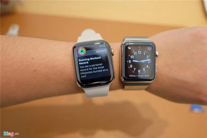 Màn hình của Apple Watch lớn hơn 30% so với các dòng tiền nhiệm, nhưng lại có kích thước nhỏ gọn hơn hẳn. Theo Apple, màn hình dạng này sẽ cho phép hiển thị nhiều thông tin hơn từ watchOS 5 thông qua những ứng dụng đã tích hợp sẵn.