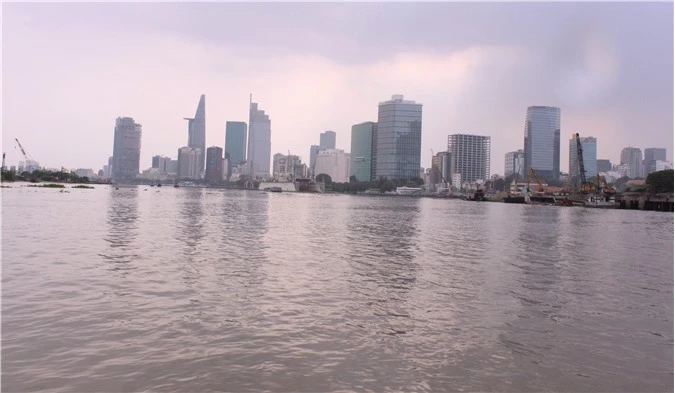 Sông Sài Gòn với vai trò là một không gian mở, một khoảng lặng quý giá.