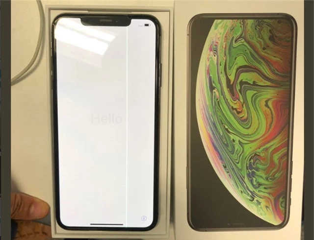 
Lỗi màn hình kẻ sọc trên iPhone XS Max.
