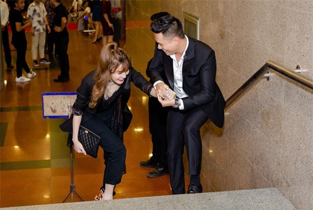 Quế Vân - Việt Anh tình tứ khi đi xem liveshow của con nuôi Ngọc Sơn