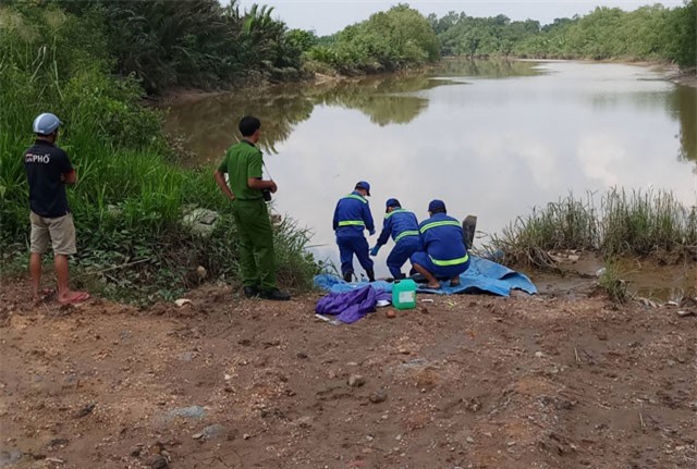 Phát hiện thi thể nam giới xăm mình trôi dưới sông Rạch Chiếc