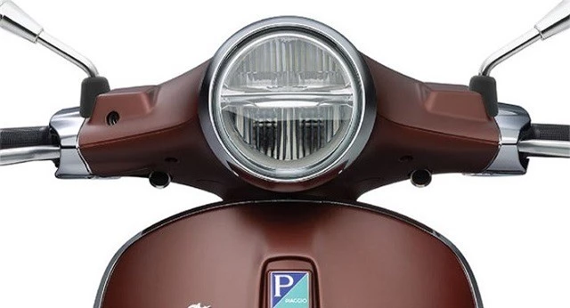 Phần đầu xe của Vespa Primavera 50th Anniversary Edition