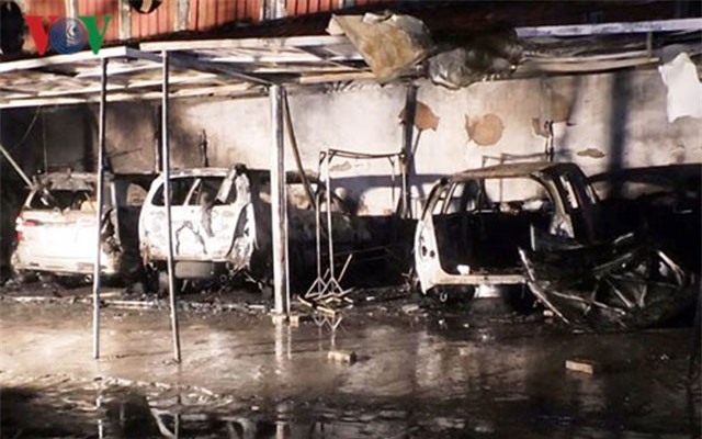 Cháy ga ra trong đêm ở Đà Nẵng, 4 ô tô bị thiêu trụi