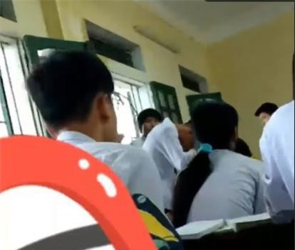 Clip: Thầy giáo chủ nhiệm bạo hành học sinh ngay trên lớp học