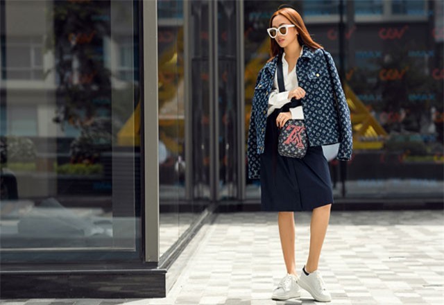 Diệu Nhi chọn túi hiệu để phối đồ dạo phố