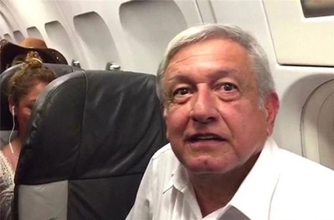 Tổng thống đắc cử của Mexico Andrés Manuel López Obrador trên máy bay. Ảnh: Reuters.