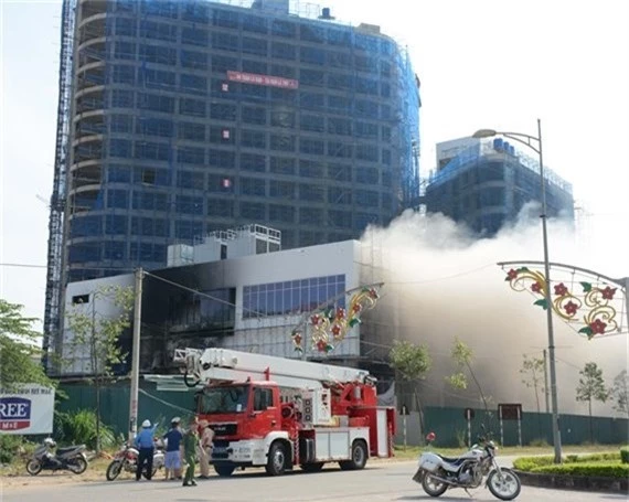 Cháy dữ dội tại tòa nhà cao nhất TP Yên Bái