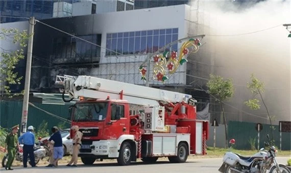 Cháy dữ dội tại tòa nhà cao nhất TP Yên Bái