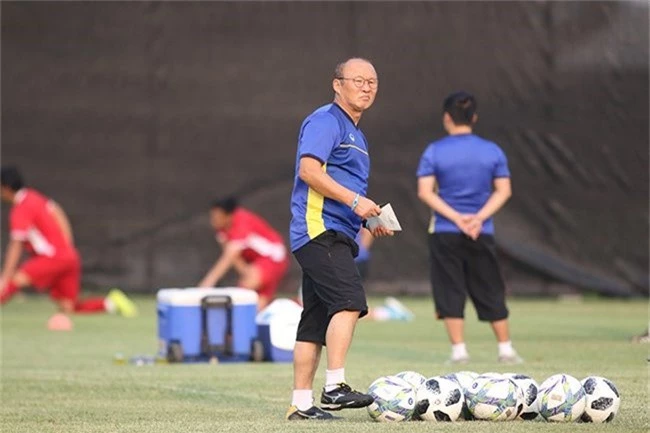 HLV Park Hang Seo trở lại Việt Nam: Những mối lo AFF Cup 2018... chờ sẵn