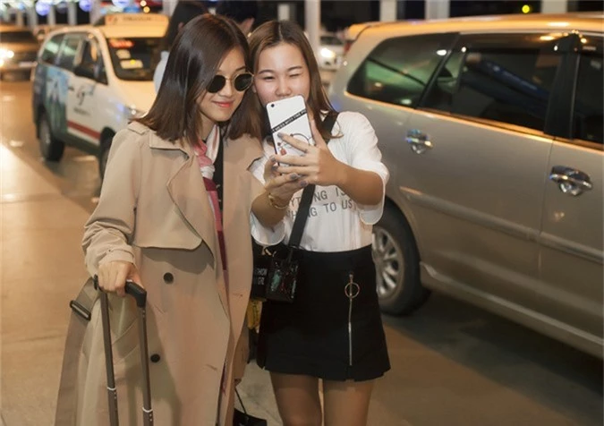Nữ diễn viên chụp ảnh cùng một fan ở sân bay.