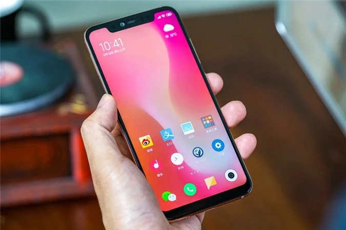 Xiaomi Mi 8 Pro được trang bị màn hình AMOLED 6,21 inch, độ phân giải Full HD Plus (2.248x.1.080 pixel), mật độ điểm ảnh 402 ppi. Màn hình này chia theo tỷ lệ 18,7:9, cho độ sáng tối đa 600 nit, tích hợp công nghệ HDR10 với dải màu DCI-P3.