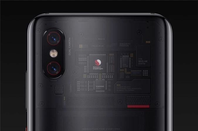 Cả 2 camera sau của Xiaomi Mi 8 Pro đều có độ phân giải 12 MP. Trong đó, cảm biến chính có khẩu độ f/1.8, hỗ trợ lấy nét theo pha, chống rung quang học (OIS) 4 trục, cảm biến phụ khẩu độ f/2.4 cho phép zoom quang học 2x. Bộ đôi máy ảnh này được trang bị đèn flash LED kép, cho khả năng quay video 4K. 