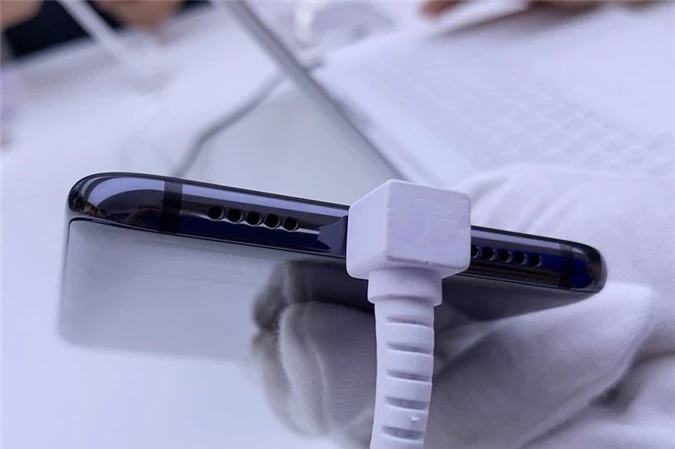 Micro, cổng USB Type-C và loa ngoài dưới cạnh đáy.