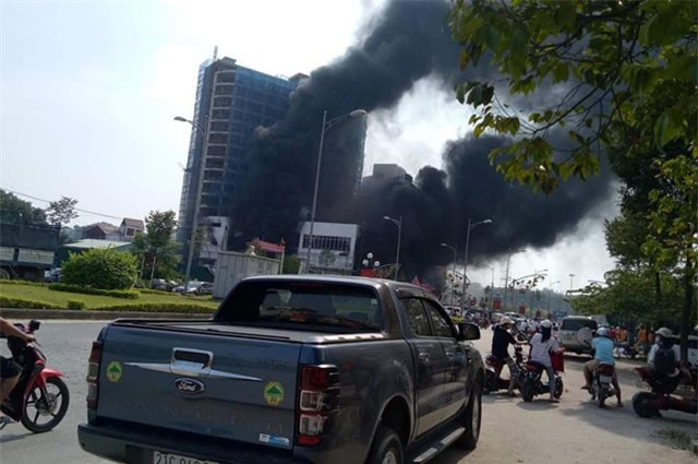 Cháy dữ dội tại tòa nhà cao nhất TP Yên Bái