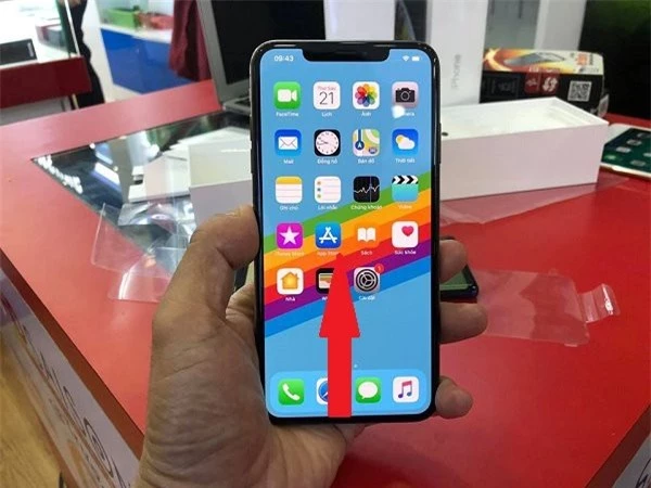 Với các đời iPhone X, iPhone Xs và iPhone Xs Max, chúng ta trở về màn hình chính bằng cách vuốt từ dưới đáy màn hình lên.