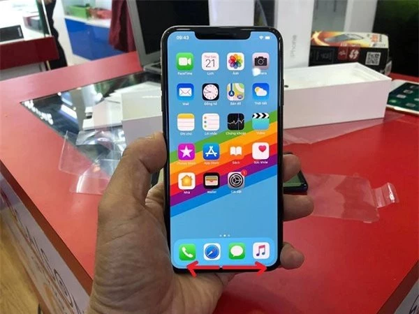 Để duyệt đa nhiệm trên các đời iPhone X, iPhone Xs và iPhone Xs Max chúng ta cũng có thể vuốt sang trái sang phải ở dưới đáy màn hình.