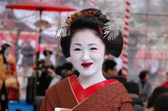 Giải mã tập tục nhuộm răng đen của người Nhật Bản