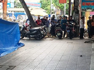Hoảng hồn thấy vật lạ giống mìn tự chế trước cửa hàng xe máy