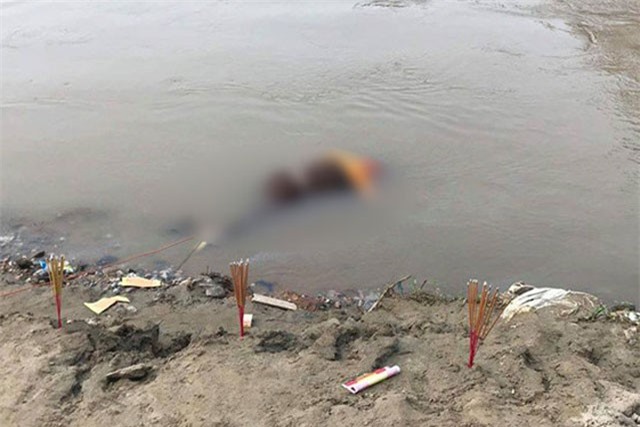 Thầy cúng ngã xuống sông chết trong lúc cúng siêu thoát cho cháu bé đuối nước