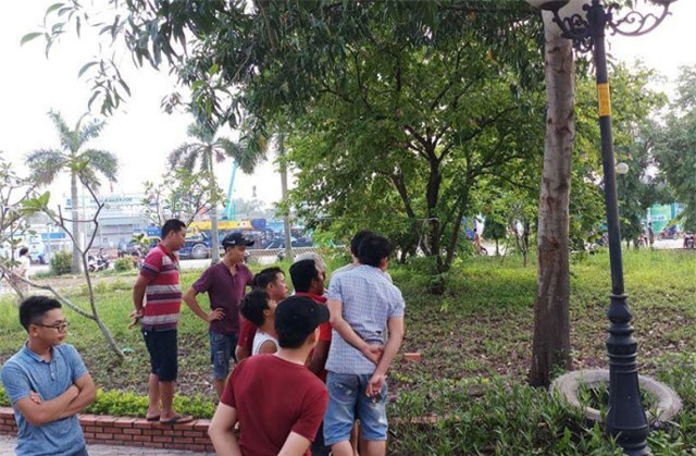 Người đàn ông treo cổ chết trong công viên