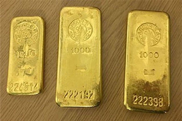 Mua tủ bếp cũ, tìm thấy 3 thanh vàng ròng