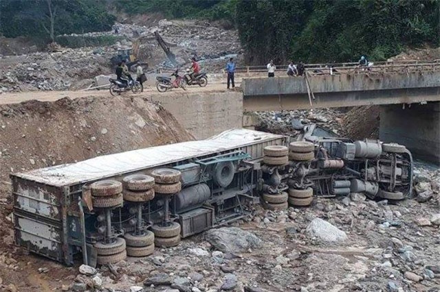 Lai Châu: Xe container lao thẳng từ cầu xuống suối
