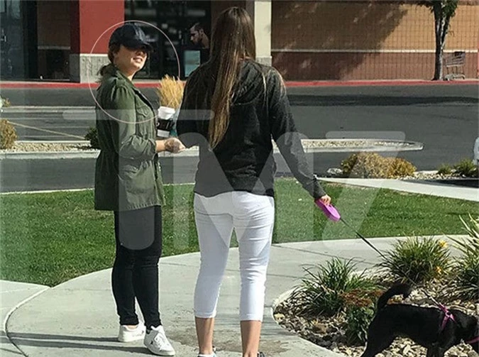Demi (bên trái) đi dạo gần trung tâm cai nghiện hôm 23/9.