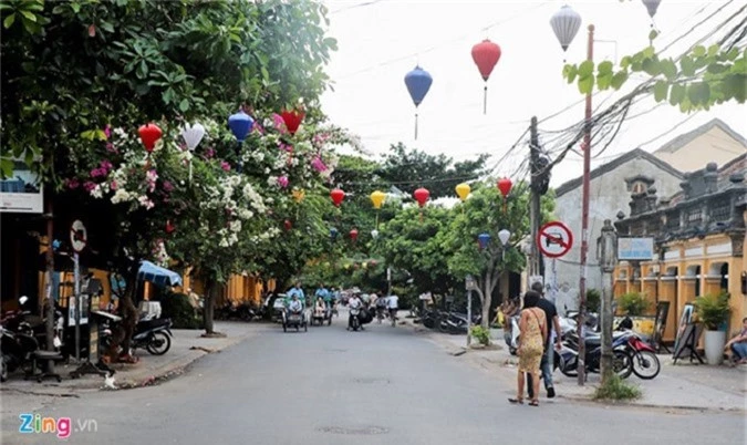 Gia dinh Hoa hau Tieu Vy tung kho khan, nay kinh doanh mat pho dat do hinh anh 1