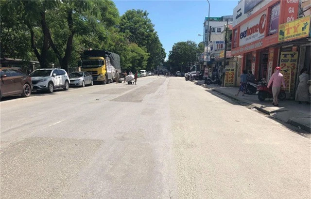 
Một phần tuyến đường Nguyễn Huệ bị cấm lưu thông để công an và bộ đội tiến hành xử lý vụ việc
