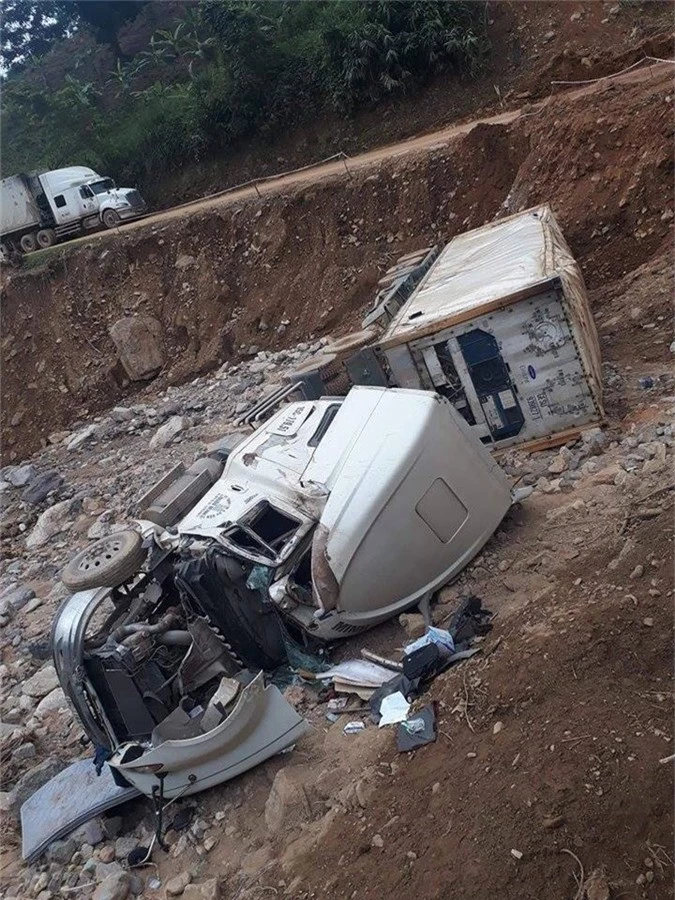 lai chau: xe container lao thang tu cau xuong suoi hinh anh 1