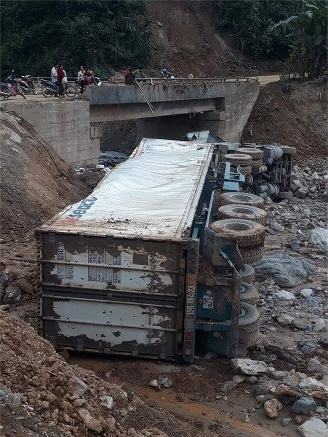 lai chau: xe container lao thang tu cau xuong suoi hinh anh 2