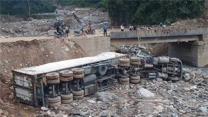 lai chau: xe container lao thang tu cau xuong suoi hinh anh 3