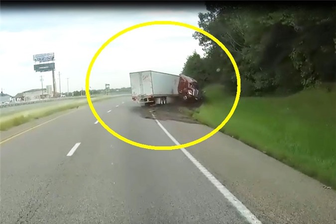 Clip: Xe container quay đầu 180 độ vì tài xế vào cua thất bại