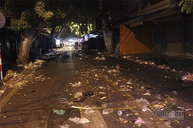 Cảnh khó tin dưới mũi giày hotgirl lượn Trung thu phố cổ