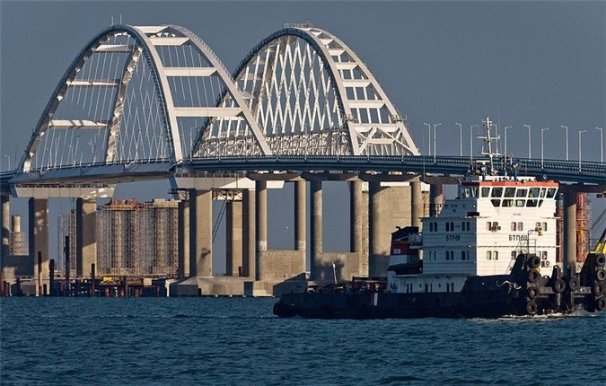 Cầu Crimea bắc qua eo biển Kerch. (Ảnh: TASS)