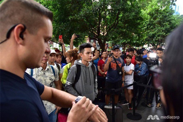 Vì sao người Việt năm nào cũng tích cực xếp hàng đợi mua iPhone mới tại Singapore?