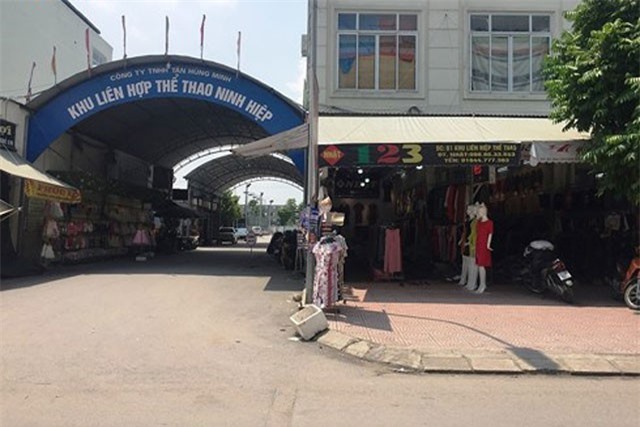 Trung tâm thể thao bị “hô biến” thành ki-ốt bán hàng