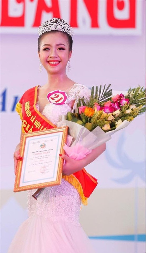 Clip: Nữ sinh ĐH Vinh 'gây sốt' vì khuôn mặt thiên thần, giọng hát như ca sĩ