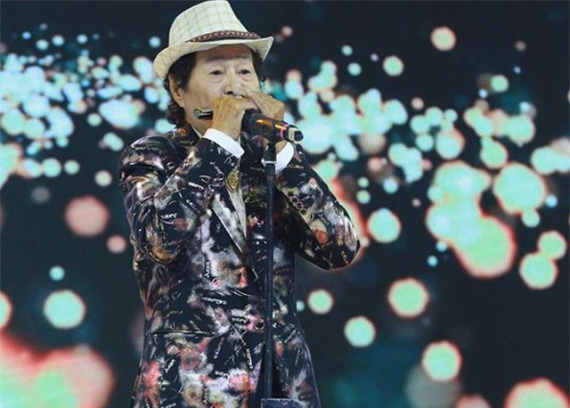 Cụ U90 gây 'sốt' khi vừa thổi kèn harmonica bằng mũi vừa ăn... chuối