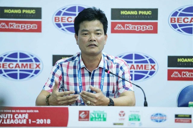 HLV Nguyễn Văn Sỹ: "Bóng đá Việt là một trò hề"