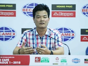 HLV Nguyễn Văn Sỹ: "Bóng đá Việt là một trò hề"