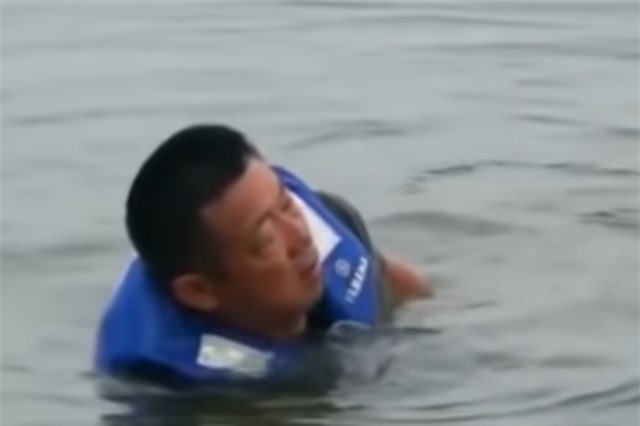 Clip: 'Đứng tim' với khoảnh khắc cần thủ bị cá trắm đen khổng lồ kéo xuống hồ