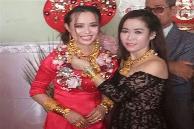 ‘Hotgirl’ Hậu Giang đeo 129 cây vàng trong ngày cưới gây sốc