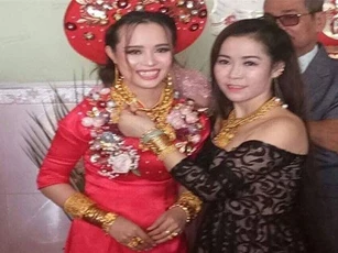 ‘Hotgirl’ Hậu Giang đeo 129 cây vàng trong ngày cưới gây sốc